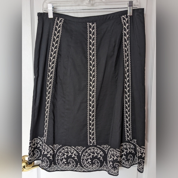 Ann Taylor 10 black cotton skirt with embroidery - Picture 5 of 10